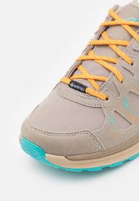 Sneaker in suede e mesh marrone chiaro con lacci arancioni e dettagli turchesi, dotato di logo GORE-TEX e suola in gomma testurizzata.