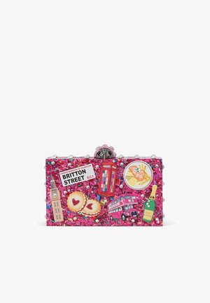 Clutch handtas met een roze glitters buitenkant, versierd met Londen-thema stickers en edelsteentjes, met een sluiting en decoratieve accenten.