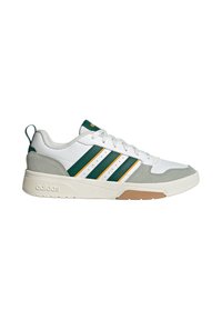 Baskets blanches et grises avec des accents rayés verts et jaunes, design à lacets et semelle texturée, vues de côté sur fond blanc.