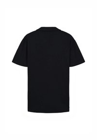 Polo shirt nera a maniche corte con colletto, caratterizzata da un design semplice e una texture di tessuto liscia, mostrata da dietro.