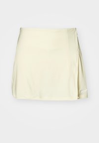 Falda de tenis amarilla hecha de tela ligera, con un diseño envolvente, una abertura lateral y un pequeño logo de Nike en el dobladillo inferior derecho.
