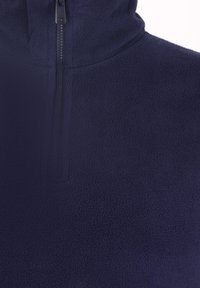 Marine fleece pullover met een hoge kraag en een kwart rits. Zachte textuur en subtiele stikdetaillering langs de naden.
