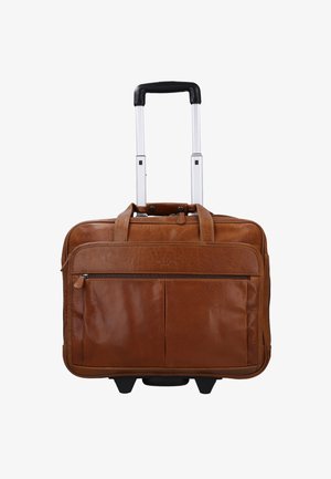 Brązowa skórzana torba na kółkach z wysuwanym srebrnym teleskopowym uchwytem i przednią kieszenią na zamek, przeznaczona do podróży lub użytku służbowego.