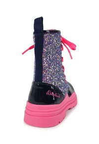 Glitrende blå-lilla ankelstøvler med pink snørebånd, blank sort tå og pink såle. Har en løfteløkke for enkel påkledning.