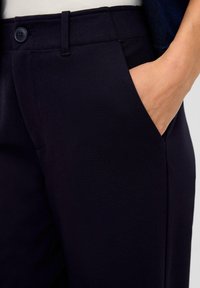 s.Oliver REGULAR MIT FALTE - Stoffhose - navy