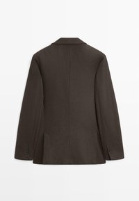 Brązowa, dopasowana marynarka z wyciętymi klapami, dwoma rozcięciami z tyłu, gładką fakturą i trzema guzikami na każdym mankiecie. Minimalistyczny design, bez widocznych wzorów.