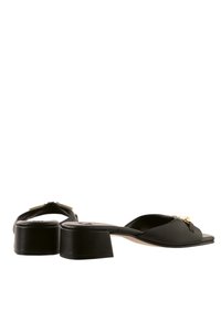 Zwarte leren open teen sandalen met een lage blokhak. Kenmerkt zich door een decoratieve gouden accent op de bovenkant en een soepele, matte textuur.