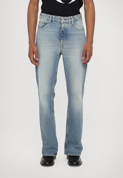 Blugi din denim de culoare albastru deschis, cu un design drept, având un stil clasic cu cinci buzunare, decolorare subtilă și accente din metal.