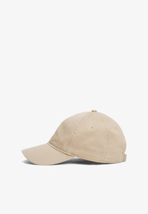 Beige Kappe mit gebogenem Schirm, aus strukturiertem Stoff. Verfügt über Belüftungsösen und einen verstellbaren Riemen hinten.