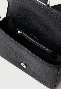 Melnas ādas rokassomi ar teksturētu virsmu. Iekļauj iekšējo kabatu ar rāvējslēdzēju, magnētisku aizdari un sudraba krāsas aksesuārus.