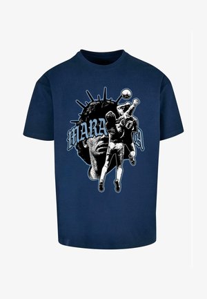 Tumesinine puuvillane T-särk, millel on graafiline trükk mängijast ja mehe siluett, sõnaga "MARADONA" rasvases kirjas.