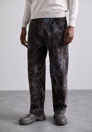 - Spodnie materiałowe