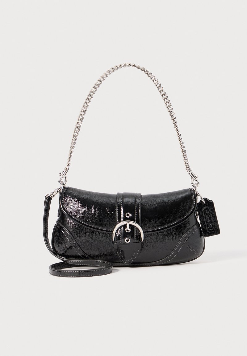 Schwarze Handtasche aus Leder mit glänzender Oberfläche, silberner Kettenriemen, Schnallendetail auf dem Deckel und einem kleinen Anhänger. Kompakte Form mit genähten Akzenten.