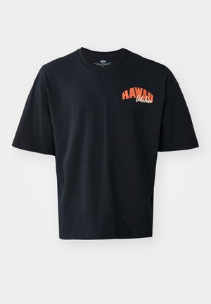 Zwarte katoenen t-shirt met korte mouwen en een ronde hals. Bevat oranje tekst "HAWAII Aloha" op de borst. Eenvoudig, losvallend ontwerp.