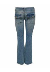 Jean en denim bleu avec jambes évasées et deux poches arrière avec rabats boutonnés, vu de dos sur fond blanc.
