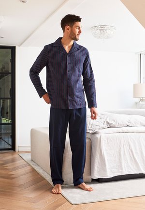 Conjunto de pijama a rayas y color marino que incluye una camisa con cuello y pantalones a juego. Fabricado en un material ligero y con botones en la parte delantera. Diseño sencillo.