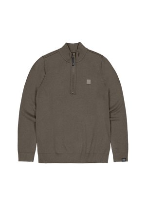 Dunkelolivgrüner Strickpullover mit einem viertelblinden Kragen, strukturiertem Stoff, gerippten Bündchen und einem kleinen Logo-Patch auf der Brust.