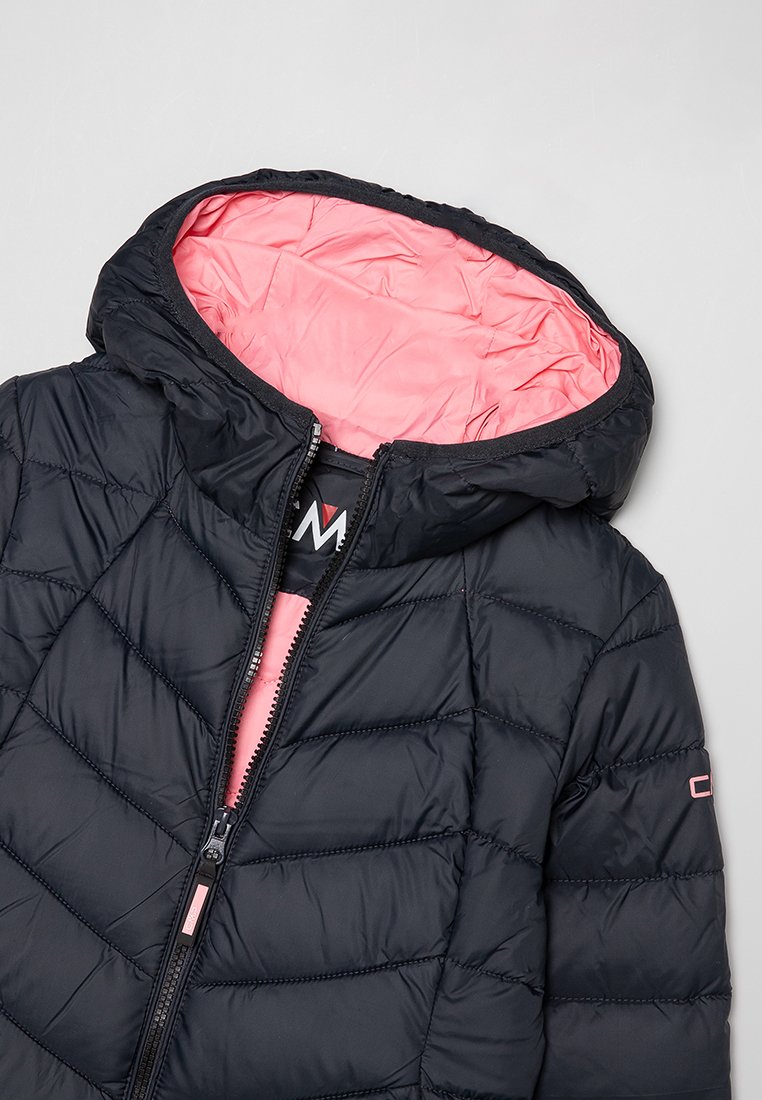 Schwarze Pufferjacke mit pinkem Innenfutter, mit Kapuze, Reißverschluss, gesteppter Textur und Logodetail am Ärmel.