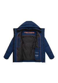 Námornícky modrá zateplená bunda s čiernou podšívkou, s oranžovými akcentmi, kapucňou a viacerými vnútornými vreckami.