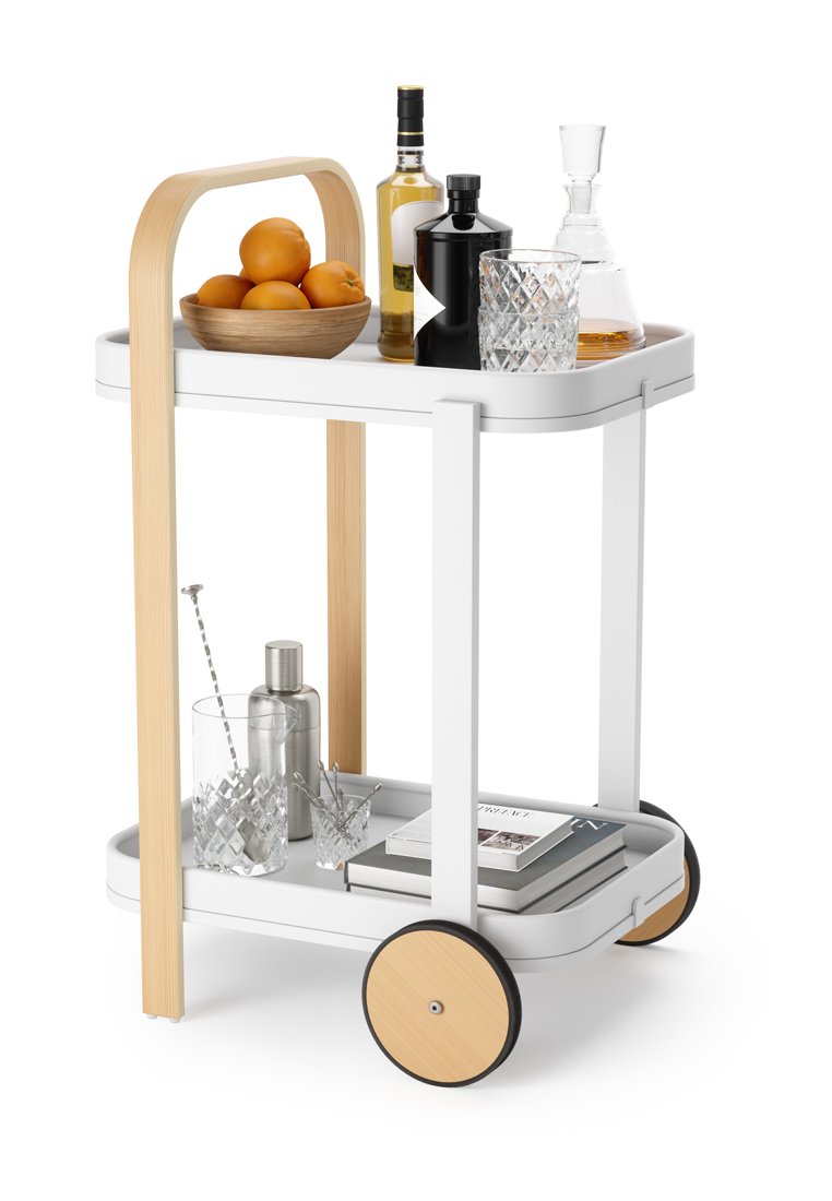 Weißer zweistufiger Servierwagen mit natürlichen Holzakzenten und runden Rädern, ausgestattet mit Glaswaren, einem Dekanter und einer Schale mit Orangen.