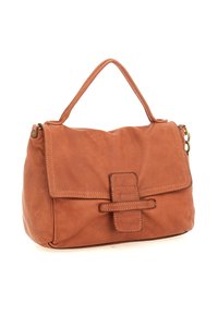Borsa a tracolla in pelle marrone con manico superiore, chiusura a pattina e dettaglio con fibbia rettangolare cucita su sfondo bianco.