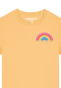Geel katoenen t-shirt met een ronde hals heeft een regenbooggrafiek en de tekst "WOMEN POWER" in meerkleurige letters.