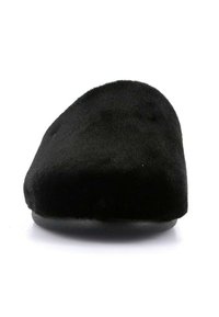 Ciabatta nera in tessuto morbido, con punta arrotondata e suola piatta, caratterizzata da una superficie liscia e un design semplice senza decorazioni.
