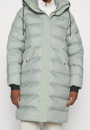 Manteau doudoune vert clair avec capuche, couture verticale et deux poches avant. Dispose de poignets côtelés et d'une texture lisse et matelassée.