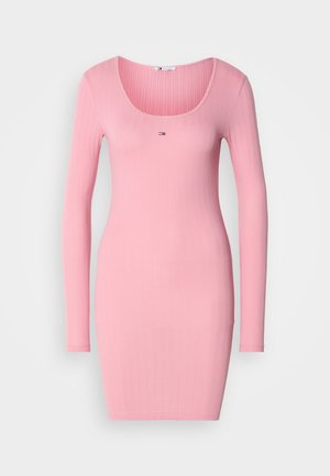 Ilgi piedurkņu, pieguļošs kleita no ribota rozā auduma. Iezīmēta ar apaļu izgriezumu un nelielu logotipa detaļu krūšu centrā.