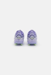Paarse voetbalschoenen met een gestructureerd synthetisch bovenwerk, iconisch logo en groene accentdetails op de zool. Lichtgewicht ontwerp voor wendbaarheid.