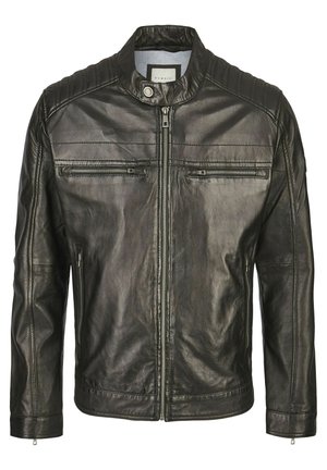 Chaqueta de cuero negra con cuello en stand, dos bolsillos en el pecho con cremallera y detalles acanalados en los hombros. Textura suave, ajuste entallado.