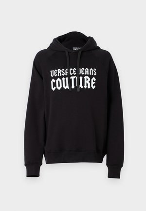 Crna majica s kapuljačom izrađena od mekane tkanine, s kenguruvim džepom, rebrastim manžetama i odvažnim bijelim logotipom "VERSACE JEANS COUTURE" sprijeda.