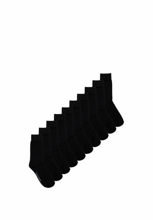 Tien paar effen zwarte sokken van crew-lengte, diagonaal gerangschikt op een witte achtergrond.