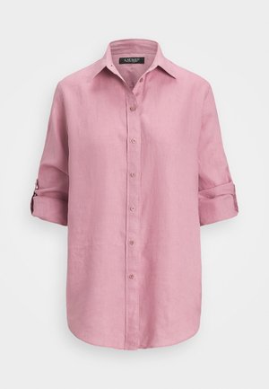 Camisa de linho rosa claro com frente abotoada, mangas longas arregaçadas até os cotovelos e colarinho clássico. Textura suave e respirável.