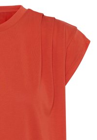 Tuva tuvplānā sulīgi oranžas krāsas īsroku T-kreklam ar apaļu kakla izgriezumu, uzsvērta detalizēta šuve uz piedurknes un apkakles.