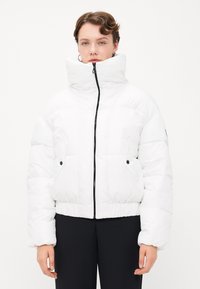 Witte pufferjack met een hoge kraag, zwarte rits sluiting, twee voorkruis met drukknoopsluiting en elastische manchetten, met een cropped ontwerp.