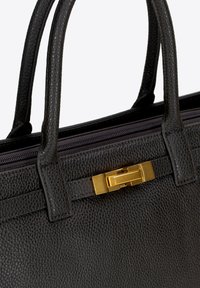 Borsa a tracolla in pelle nera con texture, dotata di hardware dorato, chiusura con zip e doppi manici superiori. Design compatto con forma rettangolare.