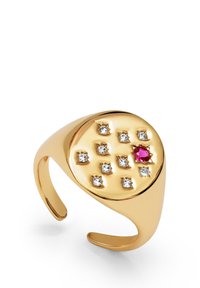 Anillo de oro con cara ovalada lisa, adornado con nueve piedras claras y una piedra central roja. Aro ajustable para adaptabilidad en el tamaño.