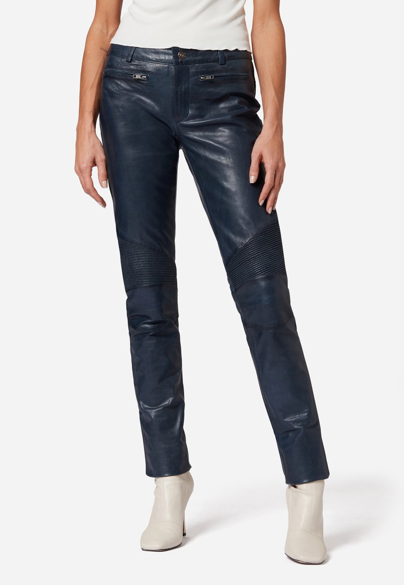 Navy leren broek met een slim fit, voorzien van ribbeldetails op de knieën en discrete zijzakken. Soepele textuur met een subtiele glans.