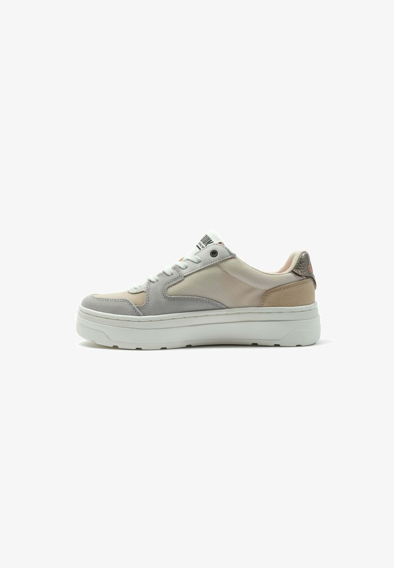 Graue und beige Sneaker aus einer Mischung von Wildleder und Mesh-Materialien, mit runder Zehenform, weißer Sohle und metallischen Akzenten an der Ferse.