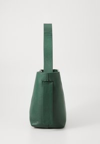 Borsa in pelle verde con un design strutturato, dotata di una singola tracolla e una texture liscia. La base è più larga, che si restringe verso la parte superiore.