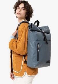 Eastpak UP ROLL - Ryggsäck - tarp stormy