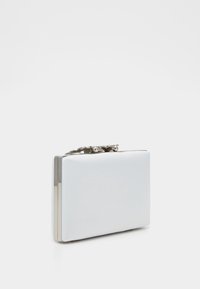 Clutch rectangulaire blanc en matériau dur, avec un fermoir métallique orné d'accents décoratifs sur le dessus. Fini lisse, design épuré.