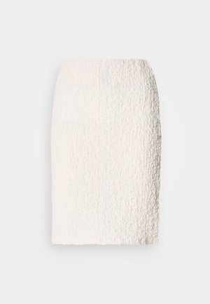 Gonna a matita bianca testurizzata con una superficie leggermente pelosa, lunghezza al ginocchio, caratterizzata da un design aderente e senza chiusure o embellimenti visibili.