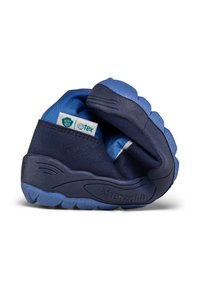 Flexible dunkelblaue und hellblaue Kinderschuhe, gebogen, um die weiche, griffige Sohle mit dem "Affenzahn"-Logo und dem Stoffetikett im Inneren zu zeigen.