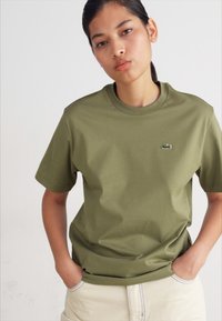 Lacoste Lihtne T-särk - khaki