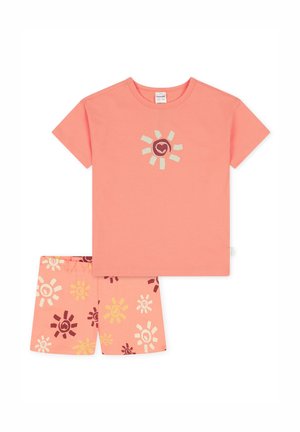 Kortärmad rosa t-shirt med solmotiv och matchande rosa shorts med gula och vinröda solmönster. Tillverkad av mjuk bomull.
