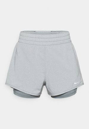 Pilki sportiniai šortai su elastinga juosmens juosta ir vidine pamušalu. Turi sluoksniuotą dizainą ir mažą baltą logotipą apatinėje kairėje pusėje.