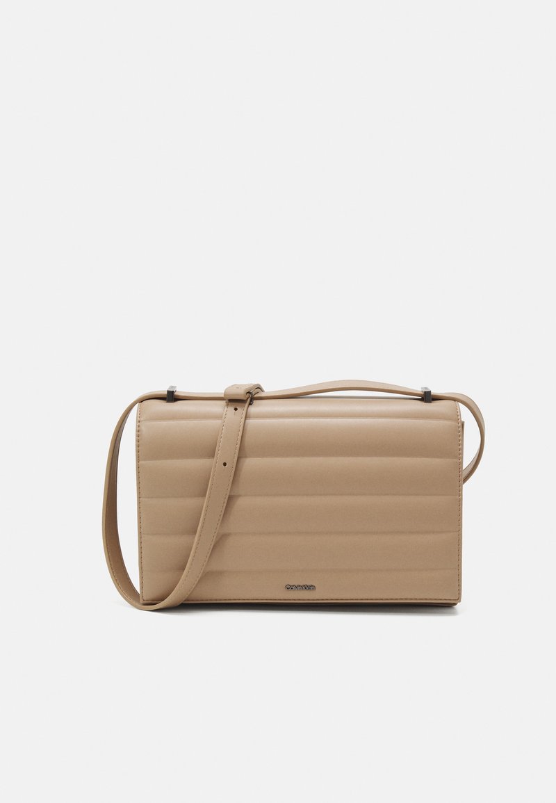 Beige synthetisches Leder Umhängetasche mit gestepptem Design, verstellbarem Gurt und glatter Textur. Mit dezentem Logo-Prägung.