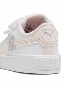 Weißer Ledersneaker mit hellrosa Akzenten und Blumenstickerei an der Seite. Verfügt über eine strukturierte Sohle und eine gebrandete Ferse hinten.